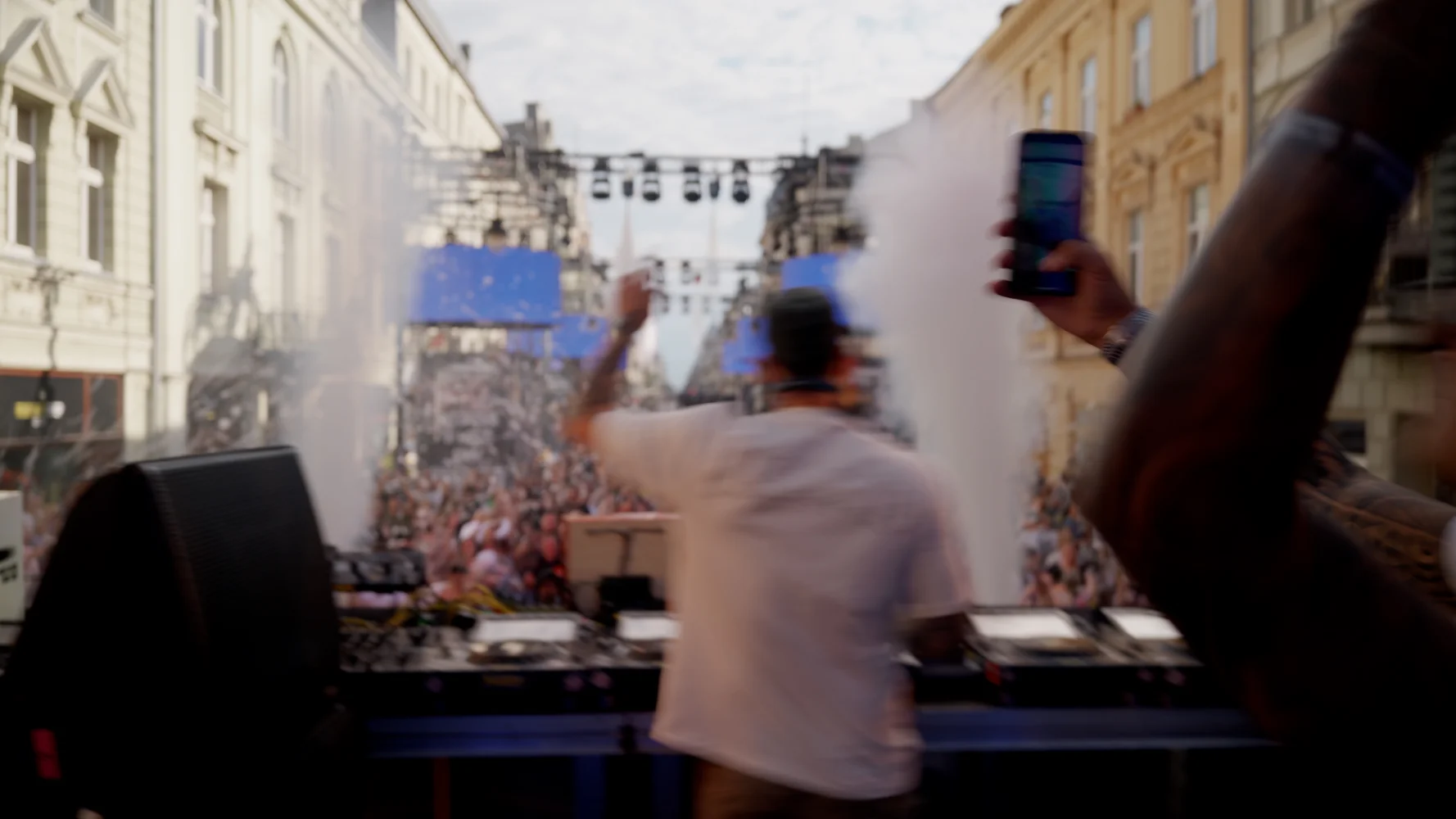 zdjęcie przedstawiające dja na festiwalu ulicznym wykonane filtrem Marumi VARI ND2.5-500 Super DHG